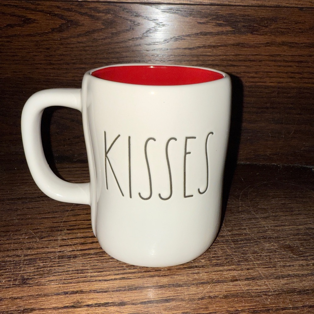 Rae Dunn double sided hugs/kisses red inside. Sought after mug. 🇱🇷 release